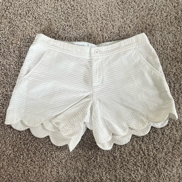 Lilly Pulitzer Pants - {Lilly Pulitzer} White Scalloped Buttercup Shorts